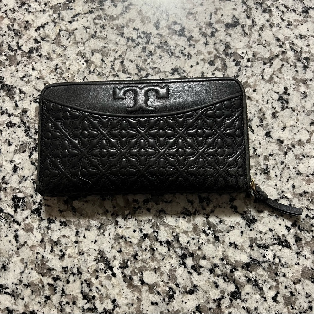 Authentic Tory Burch Leather Zip-Around Wallet